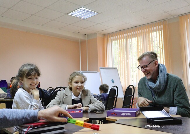 モルドバのキシナウの「チャイルド・フレンドリー・スペース」で子どもたちと会話するWVウクライナ危機対応責任者クリス・パルスキー（2023年撮影）