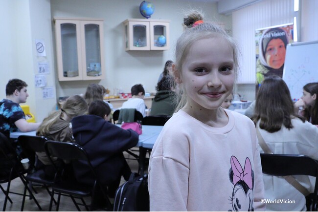 モルドバのキシナウでWVが支援する放課後子どもクラブで過ごすマルタちゃん（10歳）。ウクライナから避難してきた子どもたちに、自然科学、地理、生物、ロボット工学、デザイン、言語などの授業や心理社会的サポートを提供している