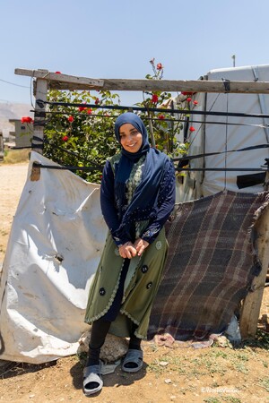 シリアを逃れレバノンで家族と暮らすヘンドさん（14歳）。勉強を続け学校の先生になって、ヘンドちゃんのような子どもたちを助けたいという夢をもっています。しかし、家族がテントを買えるように、お姉さんと一緒に畑で働く日々です。