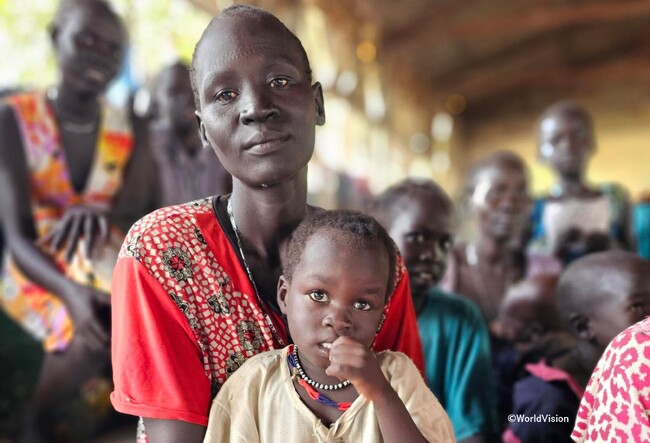 南スーダンのマラカルに設置されたセンターにて、スーダンから生き延びるための逃れてきた母子。元々は南スーダンに住んでいたが居住地域の治安悪化をうけてスーダンに逃れ、今回の紛争で再び避難を余儀なくされました