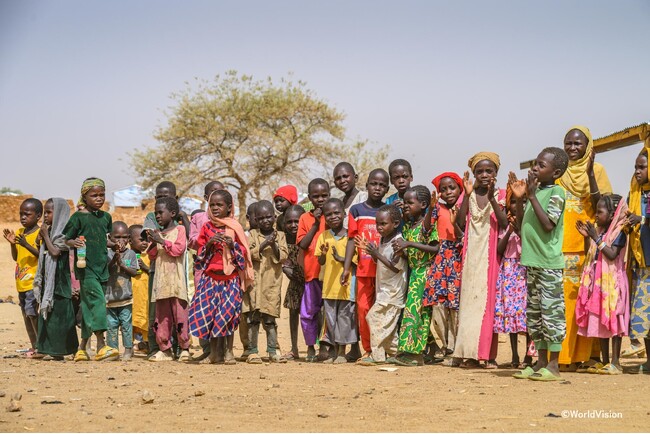 ワールド・ビジョンがスーダンの隣国チャドで運営する子どものための安全・安心な居場所「チャイルド・フレンドリー・スペース」で遊ぶスーダン難民の子どもたち