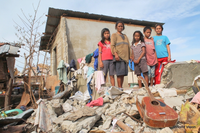 2013年11月にフィリピン中部を襲った台風30号（ハイヤン）に、家を吹き飛ばされた家族。4人の子どもたちもすべてを失った