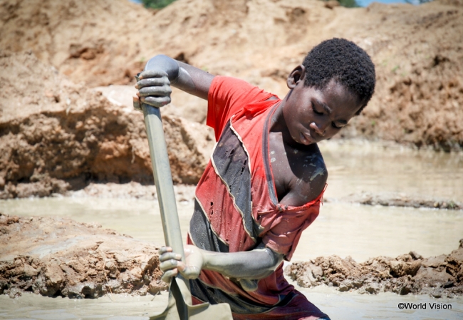 家族を支えるため鉱山で働く少年（モザンビーク、ヨハネ・11歳）