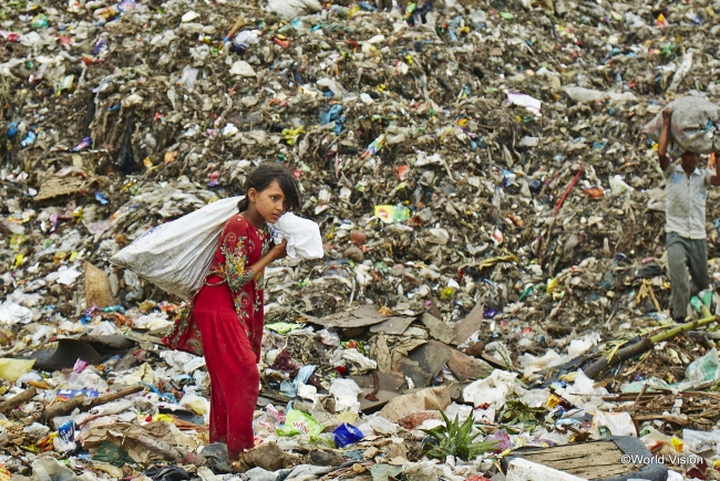 バングラデシュのゴミ山に生きる少女、モスミ