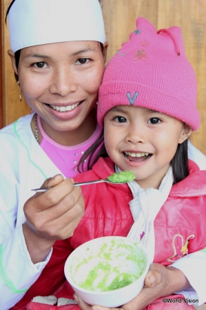 栄養満点のおかゆを食べる女の子（ベトナム)