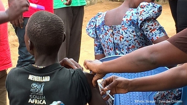 ワクチン接種を受ける青年（ボーマ 6月）