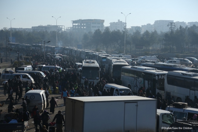 アレッポ東部から避難する人々を乗せた移送バスが続々と到着