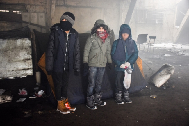 ベオグラードの廃墟で、一つのテントで寝起きしている3人の子どもたち。すでに2ヶ月間をここで過ごしている。