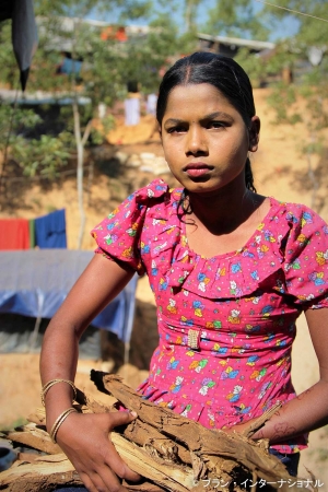 ミャンマーからバングラデシュへ逃亡中に母親を殺害され、現在おばと共に難民キャンプに暮らすサブカ（13歳）さん