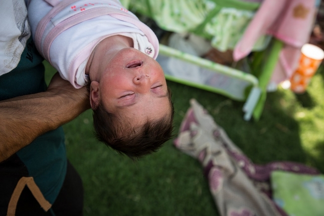 公園で避難生活を送る家族の生後20日の赤ちゃん　©Hedinn Halldorsson/Save the Children