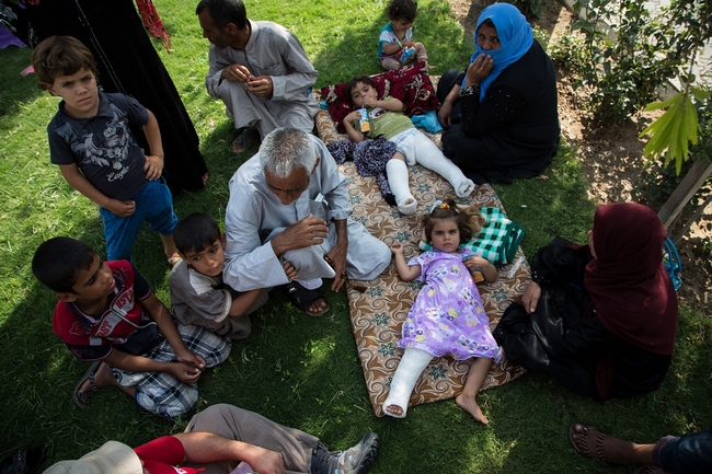 戦闘の衝撃で倒れてきた壁で怪我を負った子どもたちと共に、公園で避難生活を送る家族　©Hedinn Halldorsson/Save the Children