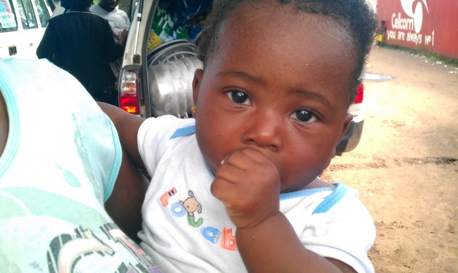 エボラ出血熱で両親を亡くした5カ月の赤ちゃん ©Bruce Boweh/Save the Children