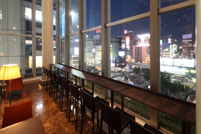 夜のカウンター席
