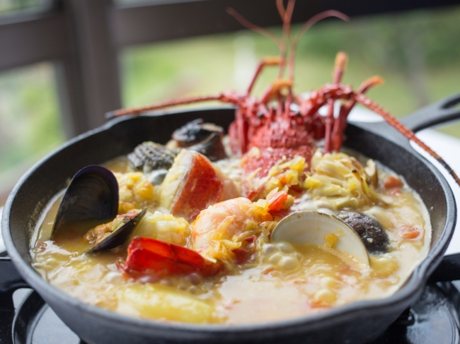 サフランの風味が効いたマルセイユ風の「伊勢海老と金目鯛のフィッシャーマンズスープ」