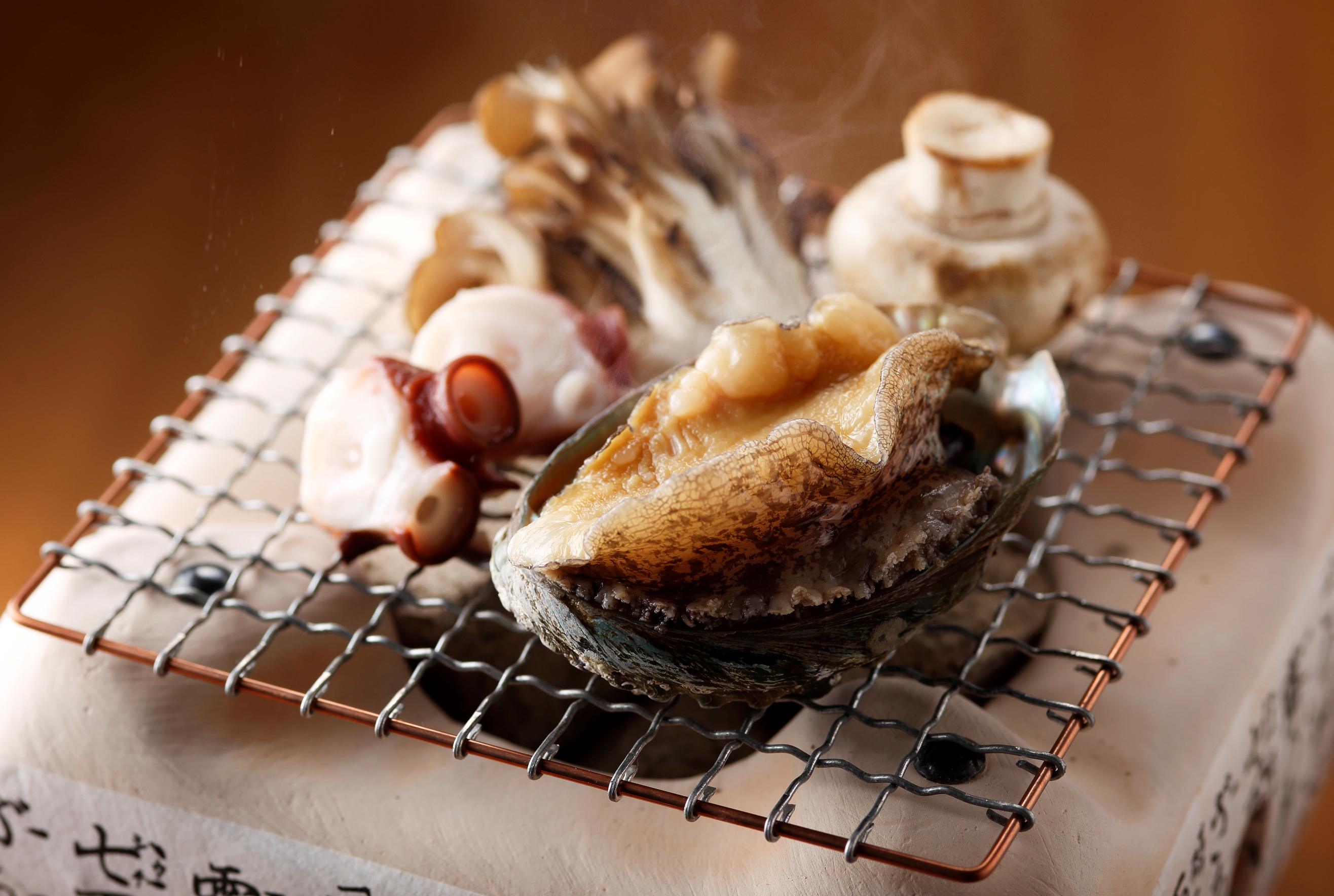 網の上で踊りだす 鮑と蛸の炭火焼きや石狩ひつじ牧場産のヨーグルトを使用した1品も Ezo御膳 秋 株式会社東急ホテルズのプレスリリース