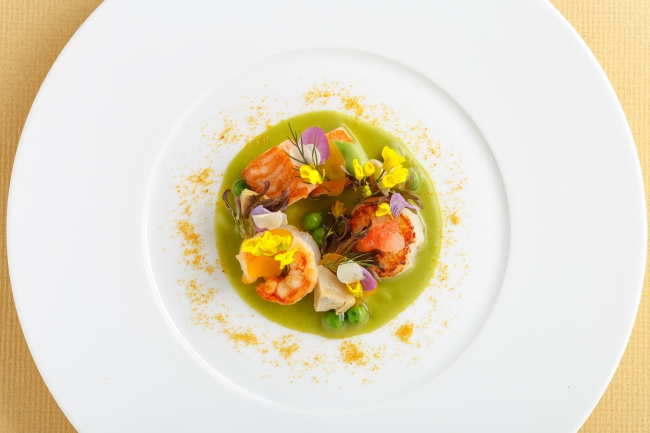 【魚料理】ノルウェーサーモン　赤海老　帆立貝のソテーとプティ ポワのピューレ 唐墨をアクセントにして