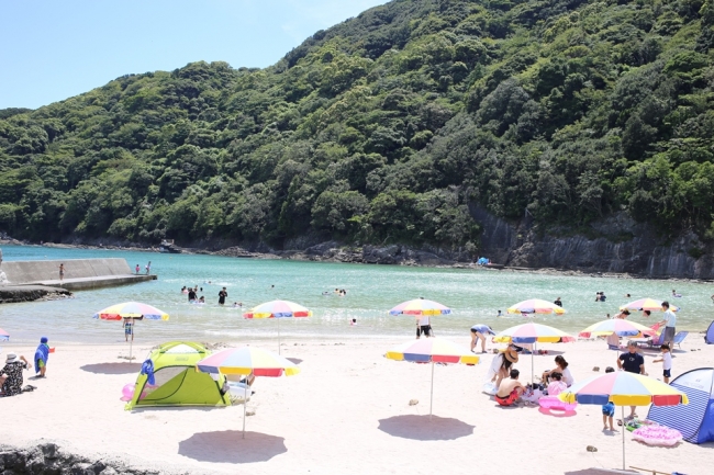 波が穏やかなお子様向きの鍋田浜、ホテルより徒歩