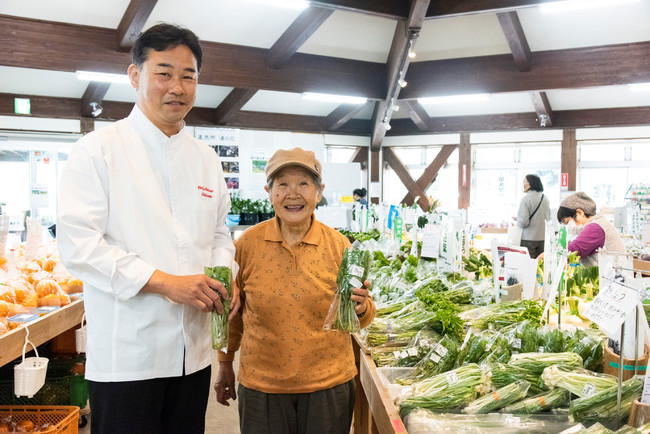 南伊豆の産地直売所で生産者の話を聞く滝本