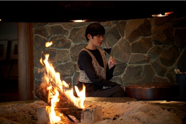 暖炉を囲みながらゆったりとした時間を過ごす 暖炉を囲みながらゆったりとした時間を過ごす