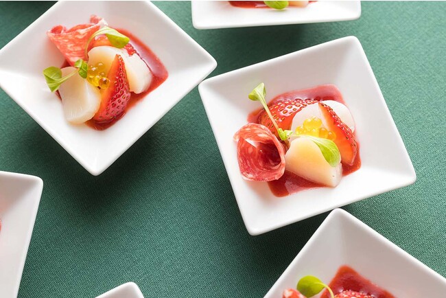 「帆立貝のスモークとサラミのマリネ　苺のソース」イメージ