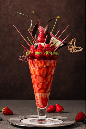 伊豆産紅ほっぺのプレミアムいちごパフェ 伊豆産紅ほっぺのプレミアムいちごパフェ