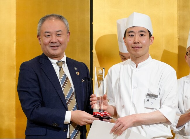 社長の村井から祝福を受ける池田 喬