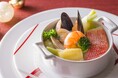 クリスマスカラーのカクテルで乾杯!心温まる料理で笑顔あふれるひと時を「クリスマスランチ」