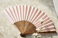 桜アップサイクルプロジェクトから『ホテルを彩った桜で糸を染めた扇子』が誕生