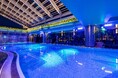 都会の隠れ家、横浜ベイホテル東急のナイトプールが2025年夏も登場!