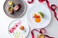 開業15周年を祝う、ザ・キャピトルホテル 東急のクリスマス装飾と特別メニュー。“赤”や“リボン”をテーマにした館内装飾と、豪華なクリスマスコースが登場