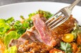 吉祥寺の夏にぴったりな“肉×野菜”メニュー、吉祥寺エクセルホテル東急に食べ応えと爽やかさを兼ね備えた「ステーキサラダ」が期間限定の新メニューとして登場