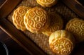ホロホロとほどけるクッキー生地と、とろけるカスタード餡が織りなす端正な味わい。中国料理「星ヶ岡」から中秋の福を願う数量限定の「カスタード月餅」を販売