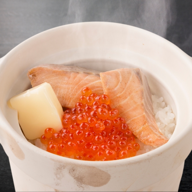 北海道米「ななつぼし」の土鍋御飯～天然秋鮭「銀聖」、北海道産いくらと共に～