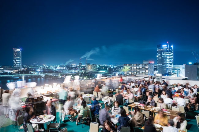 地上50メートルのビアガーデン「The Roof Top Beer Terrace」新潟市の夜景が目の前にひろがります。