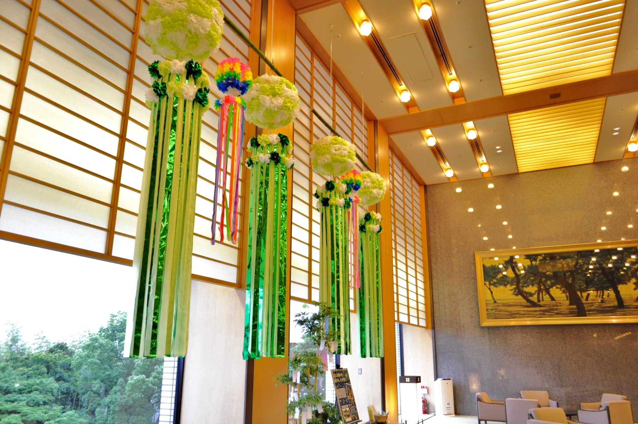 【ホテルオークラ神戸】ホテルロビーに仙台七夕飾りを設置｜オークラ ホテルズ ＆ リゾーツのプレスリリース