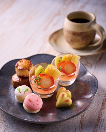 干支の“卯”デザインのマカロンとチョコレート 干支の“卯”デザインのマカロンとチョコレート