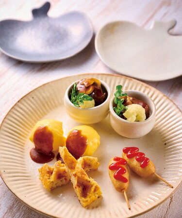 セイボリー(中央奥から:米沢牛のビーフシチュー、プチアメリカンドック、ポテトワッフル、オムライス 茶巾仕立て) セイボリー(中央奥から:米沢牛のビーフシチュー、プチアメリカンドック、ポテトワッフル、オムライス 茶巾仕立て)