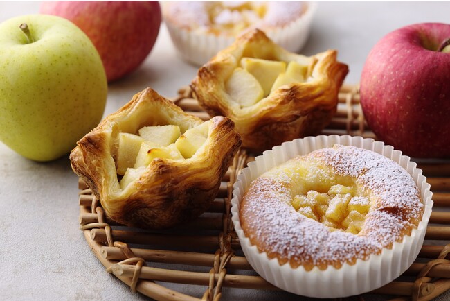 (左）りんごデニッシュ　(右）りんごのクリームパン