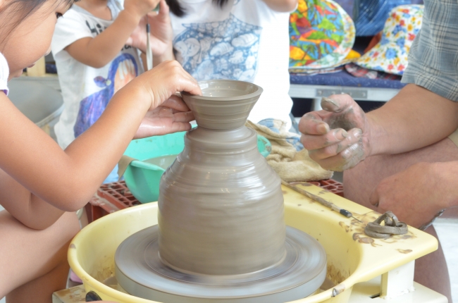 陶芸ロクロ体験や流行りの食玩作りなど、クラフト体験は毎年大人気。