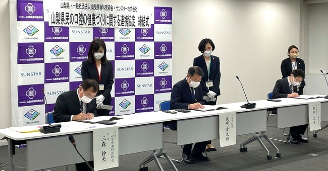〈署名の様子〉 〈署名の様子〉