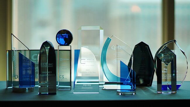 DigiKeyは2023 EDS Leadership Summitでサプライヤから17の賞を獲得しました。