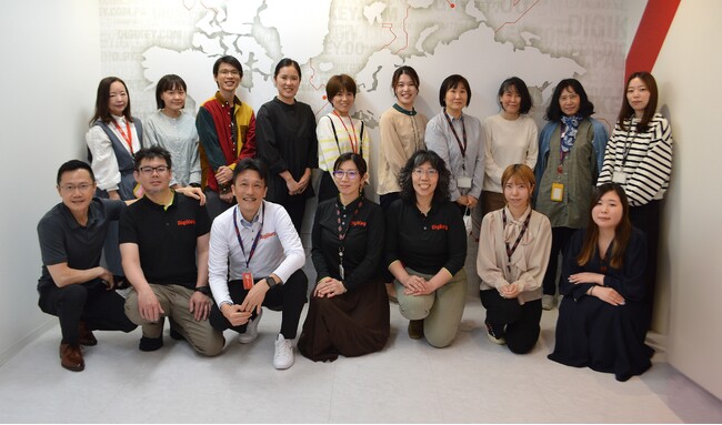 DigiKeyは、2024年5月1日付けで日本における登録輸入者（IOR）として登録されました。この新たな節目を記念して、日本のDigiKeyチームが集まり、記念セレモニーを開催しました。