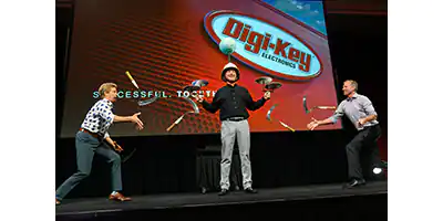 EDS恒例の朝食イベントでDigi-Keyは「共に成功しよう」をテーマに、Dave DohertyとIan Wallaceがコメントを述べ、The Passing Zoneがジャグリングを披露しました。