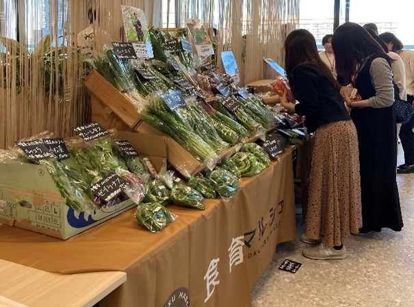 食育セミナー後の新鮮野菜の販売