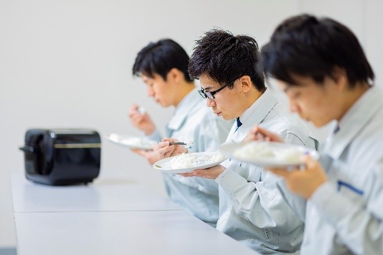 開発メンバーの食味試験中の写真