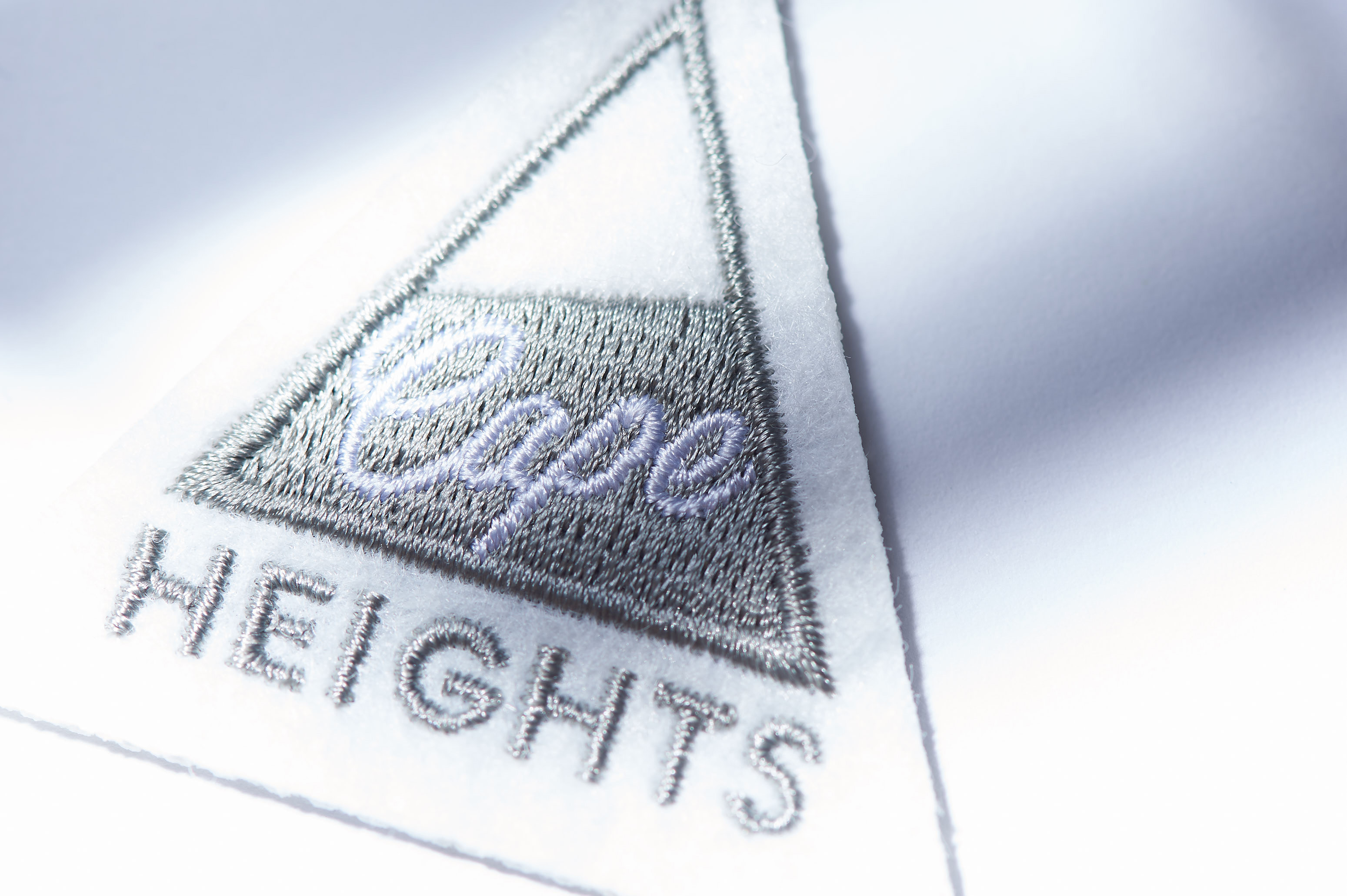 30周年に到達したアメリカ生まれのブランド「Cape HEIGHTS (ケープハイツ)」より大人気モデル「SUMMIT」のスペシャルロゴ仕様  'White Out Triangle'モデルがリリース｜株式会社グリニッジのプレスリリース