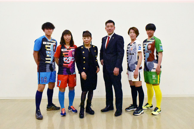 コシノヒロコがinac神戸のユニフォームをデザイン ファッション性を高めた女子サッカー用ユニフォームが誕生 Fashion Fashion Headline