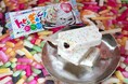 SNSで話題となった商品が、ご好評につき復活！販売期間を延長！！ トッピングをぎゅっと詰め込んだ“子どもの頃の夢を叶えるアイス”！ 『トッピンぎゅ～！』 3月24日（火）より全国発売