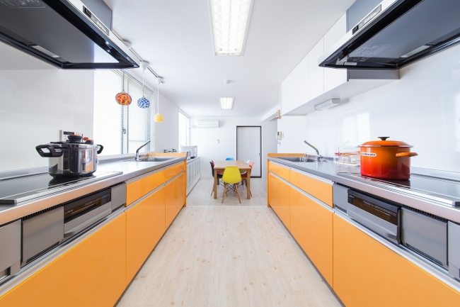 大型キッチンが２つ配置されたソーシャルキッチンには調理器具、調理家電、食器類、冷蔵庫などが揃っている。