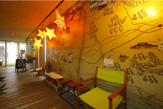 壁には浜松市のおすすめスポットが紹介されているオリジナルマップがある